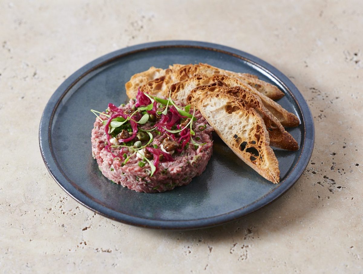 beef tartare with bread