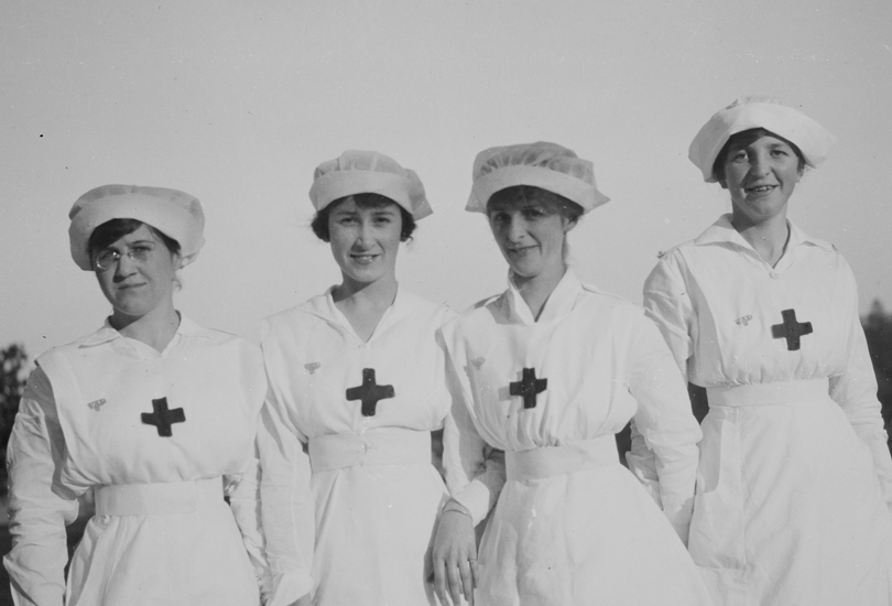 一战爆发之后，澳大利亚红十字会作为英国红十字会地一个分支机构成立（“四位红十字护士”，1915年）